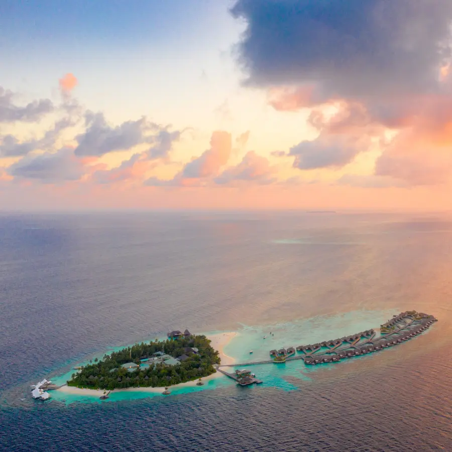 maldive-quando-andare-isola-resort-laguna-turchese persone che brindano sulla nave