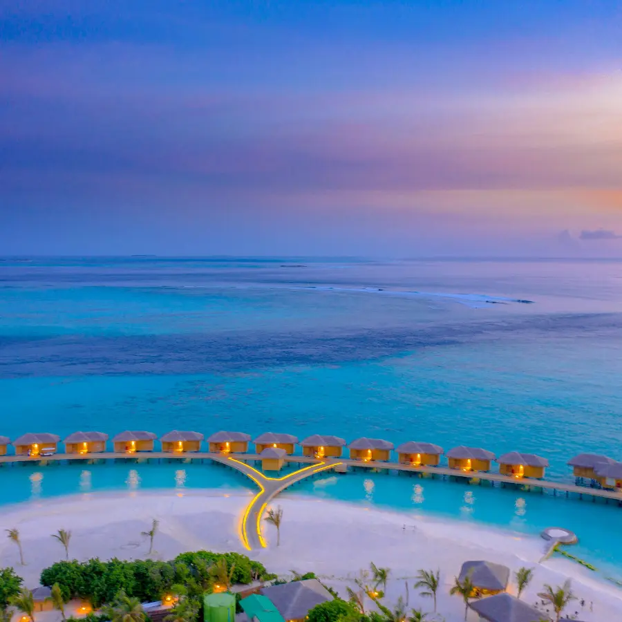 maldive-tramonto-ville-overwater-oceano persone che brindano sulla nave