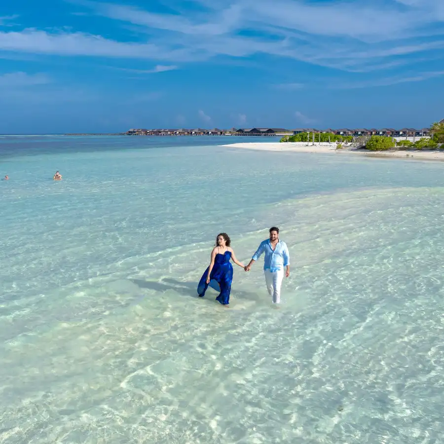 viaggio-coppia-maldive-laguna-cristallina persone in piscina sulla nave da crociera